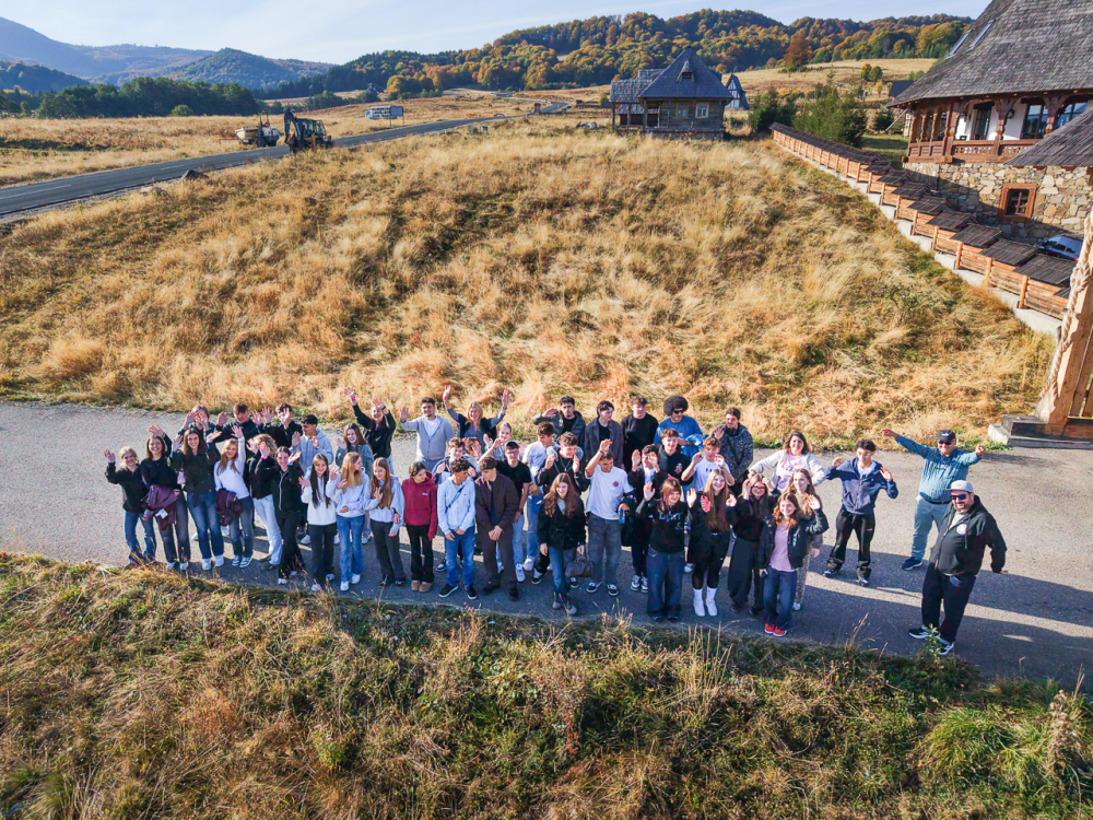 Austauschschüler von einer Drohne fotografiert